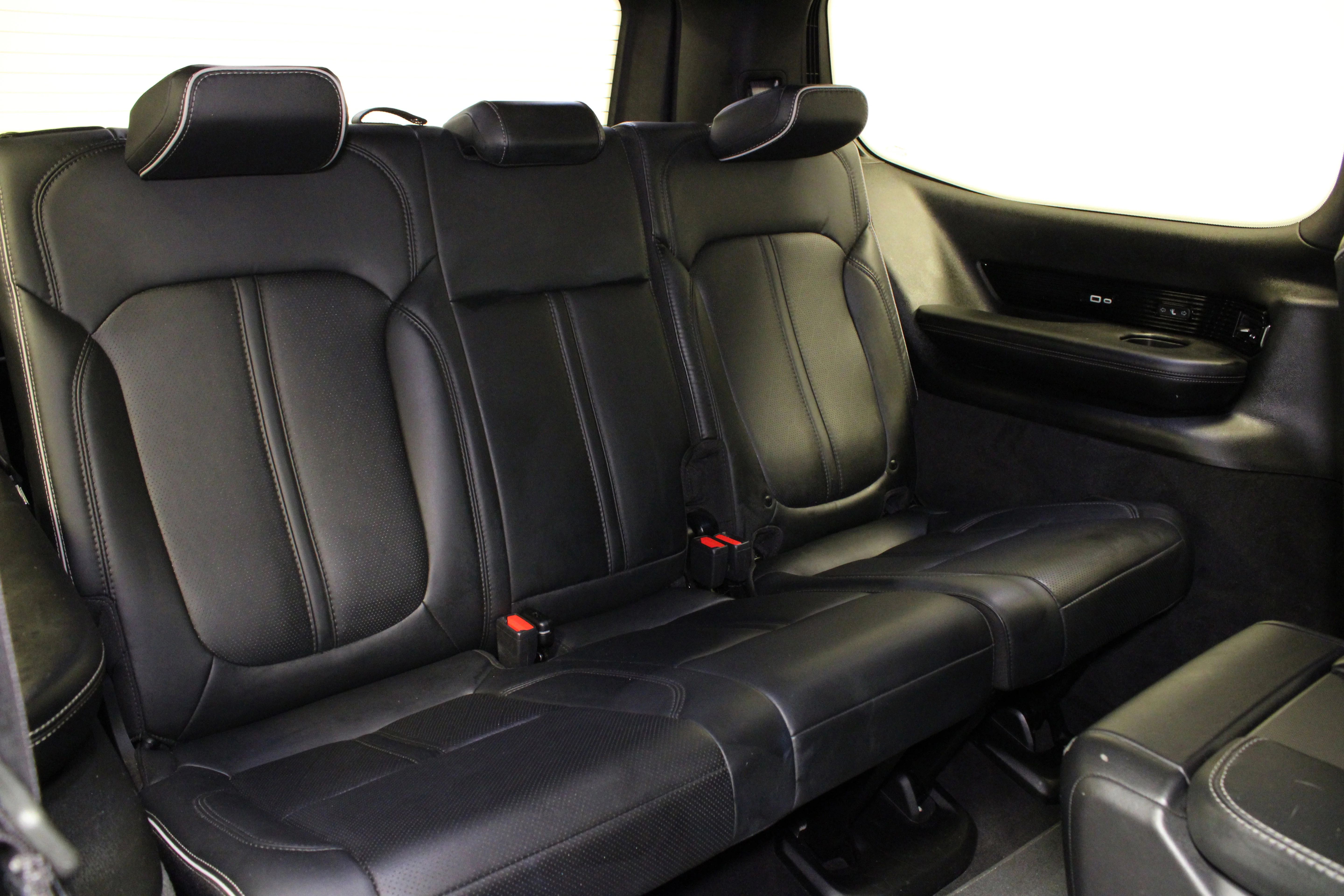 Used 2023 Diamond Black Crystal Pearlcoat Jeep Series II image 18