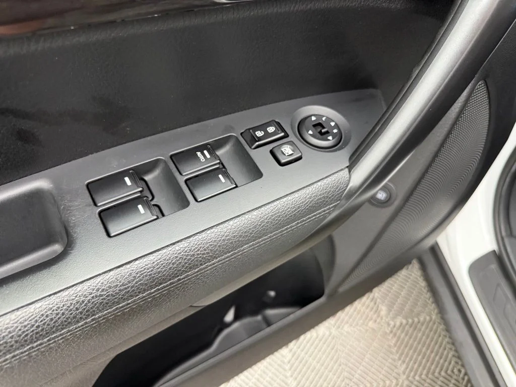 Used 2012 White Kia EX image 17