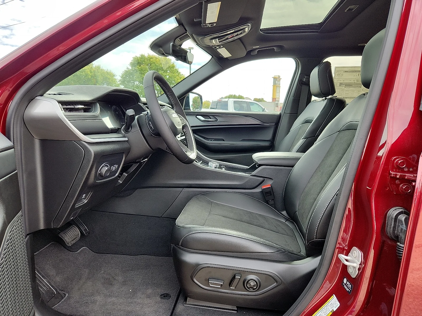 New 2025 Velvet Red Pearlcoat Jeep L ALTITUDE X 4X4 image 11
