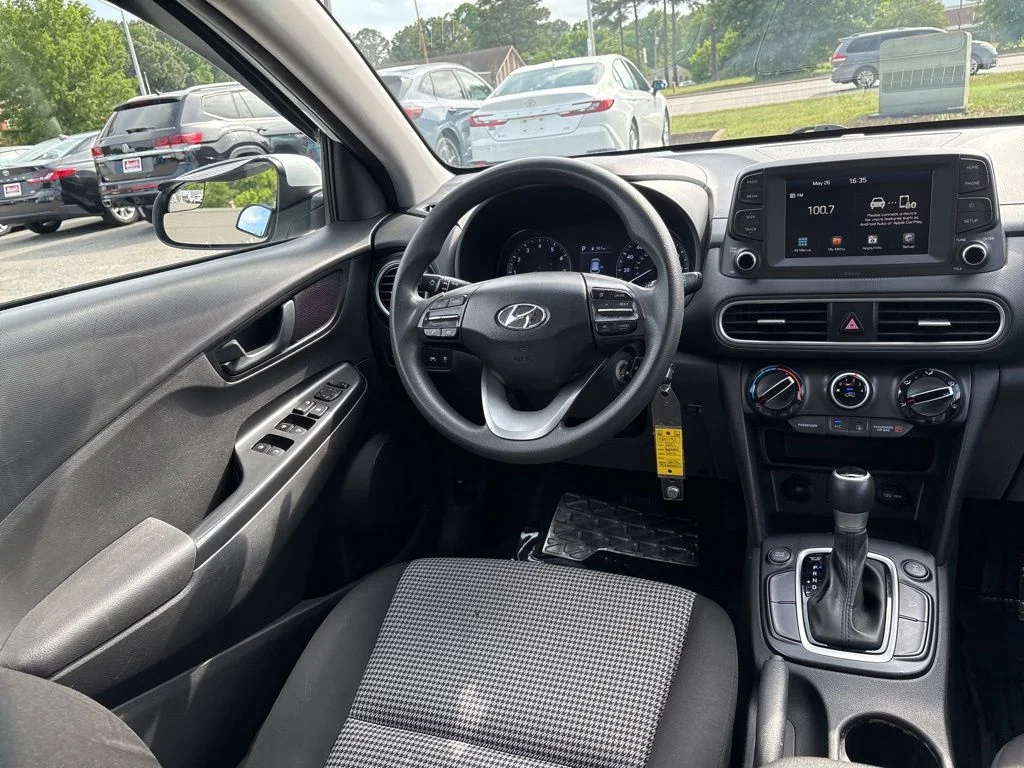 Used 2021 White Hyundai SE image 9