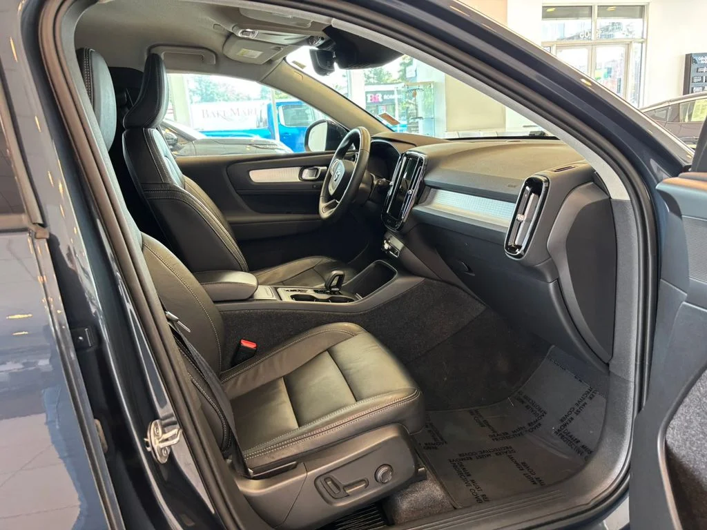 Used 2022 Blue Volvo Momentum image 23