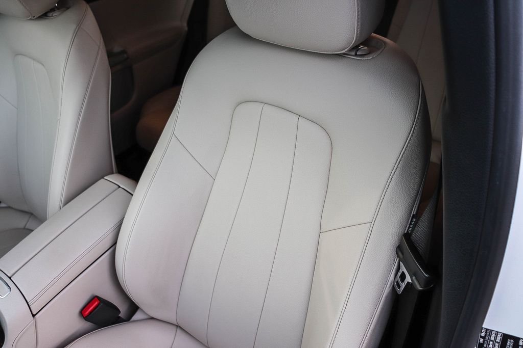 Used 2021 Polar White Mercedes-Benz GLB 250 image 28