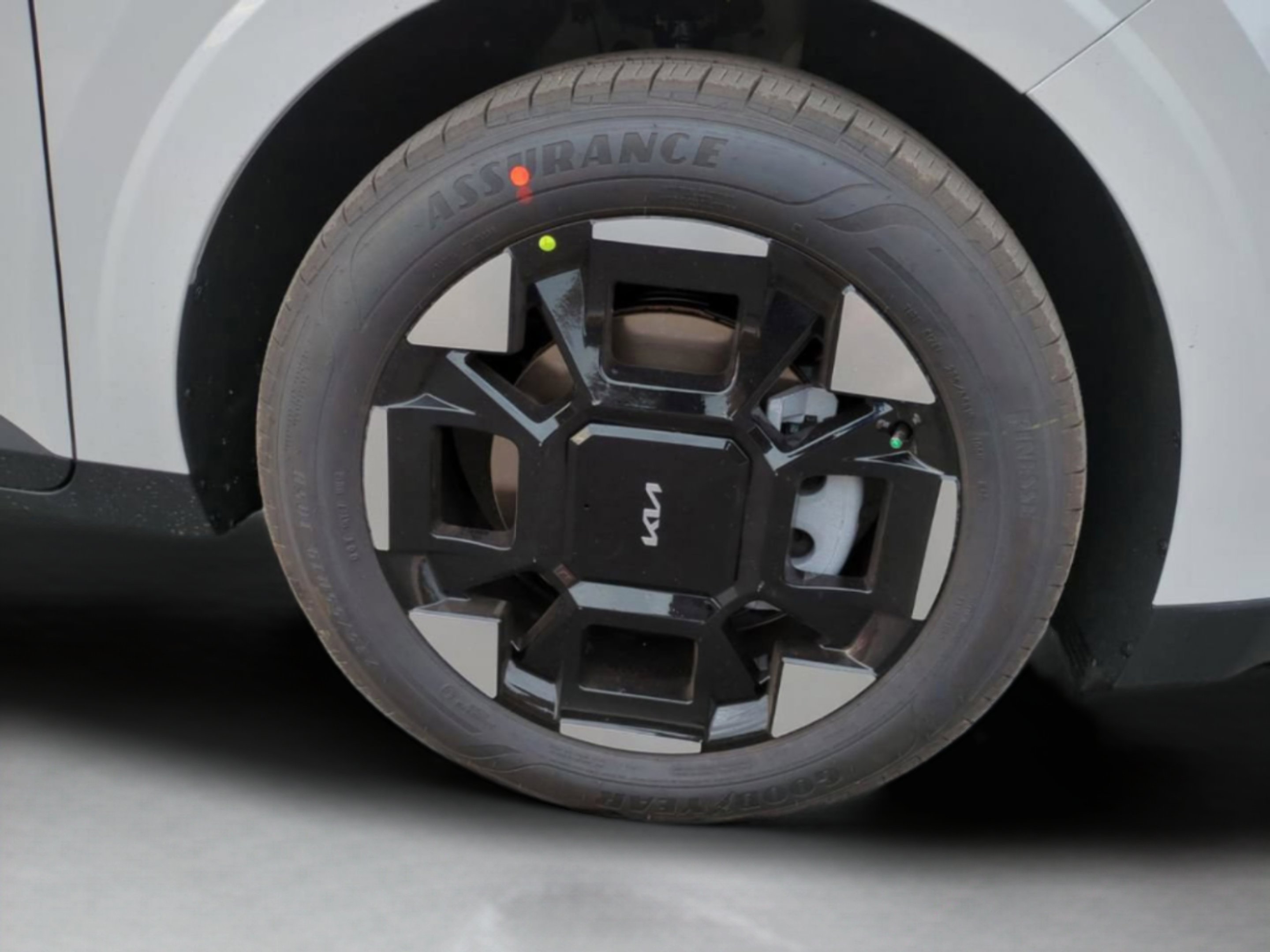 New 2026 Snow White Pearl Kia EX image 13