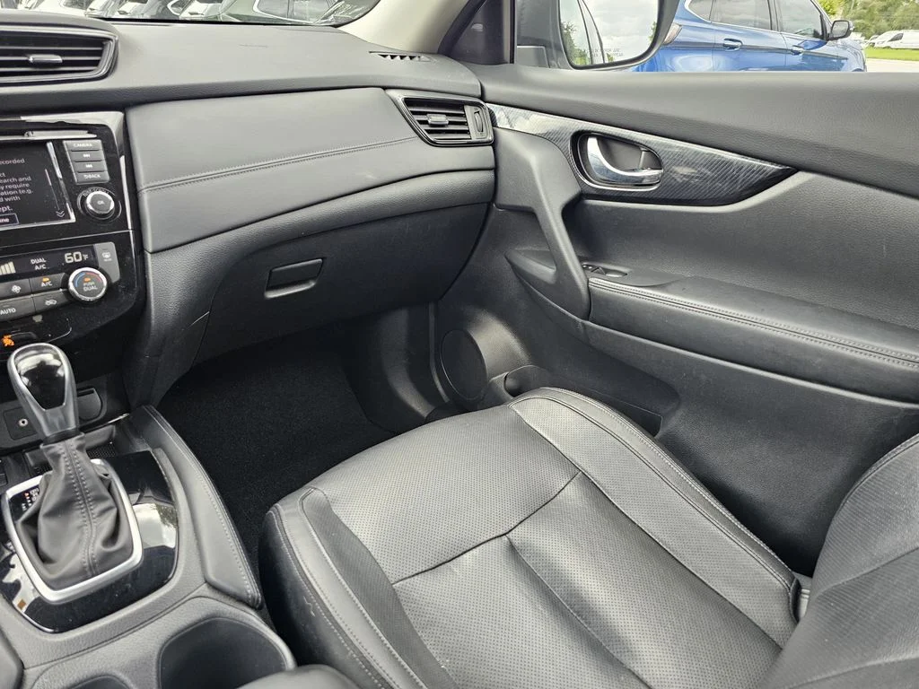 Used 2020 White Nissan SL image 15