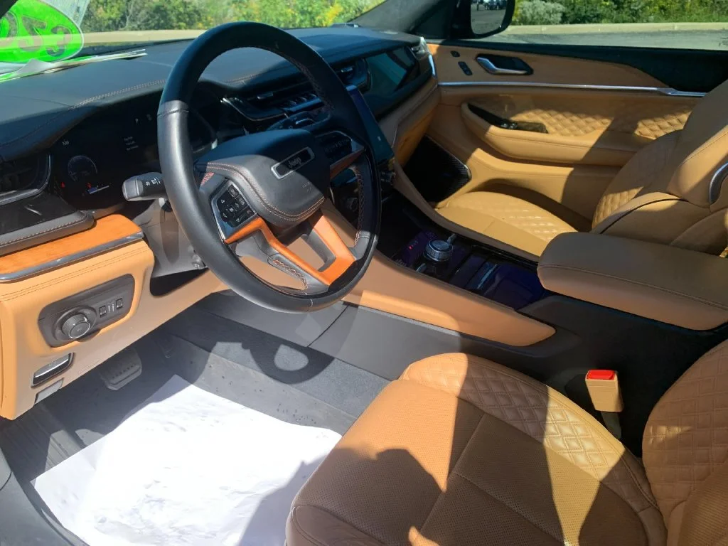 Used 2023  Jeep Summit Reserve image 11