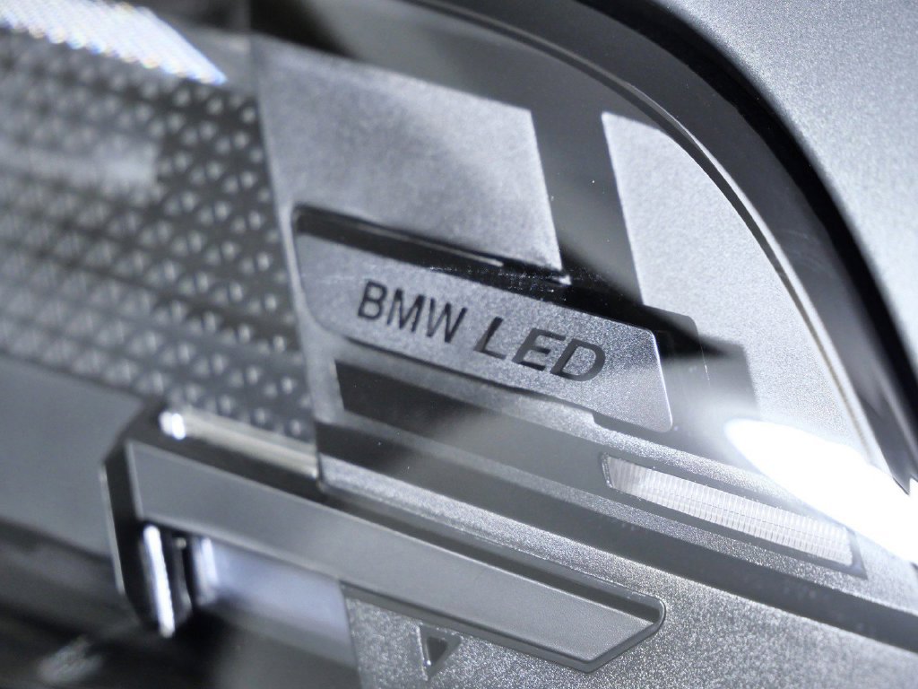 Used 2026 Skyscraper Grey Metallic BMW xDrive40i image 5