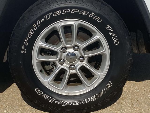 Used 2018 White Jeep Laredo E image 8
