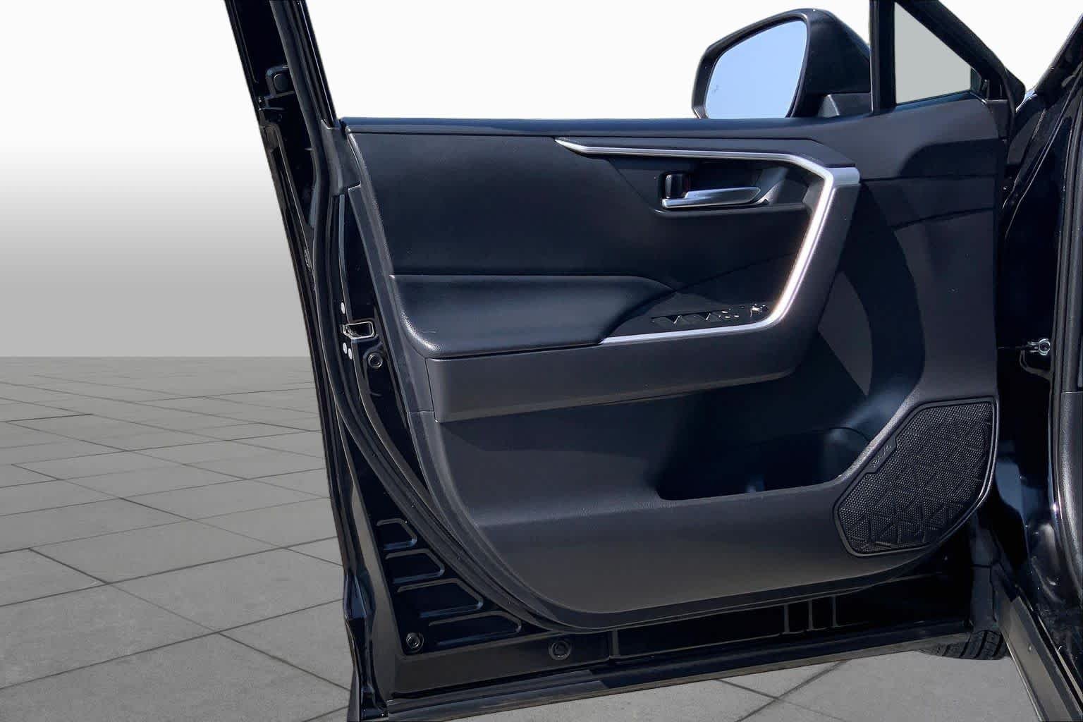 Used 2020 Midnight Black Metallic Toyota XLE image 21