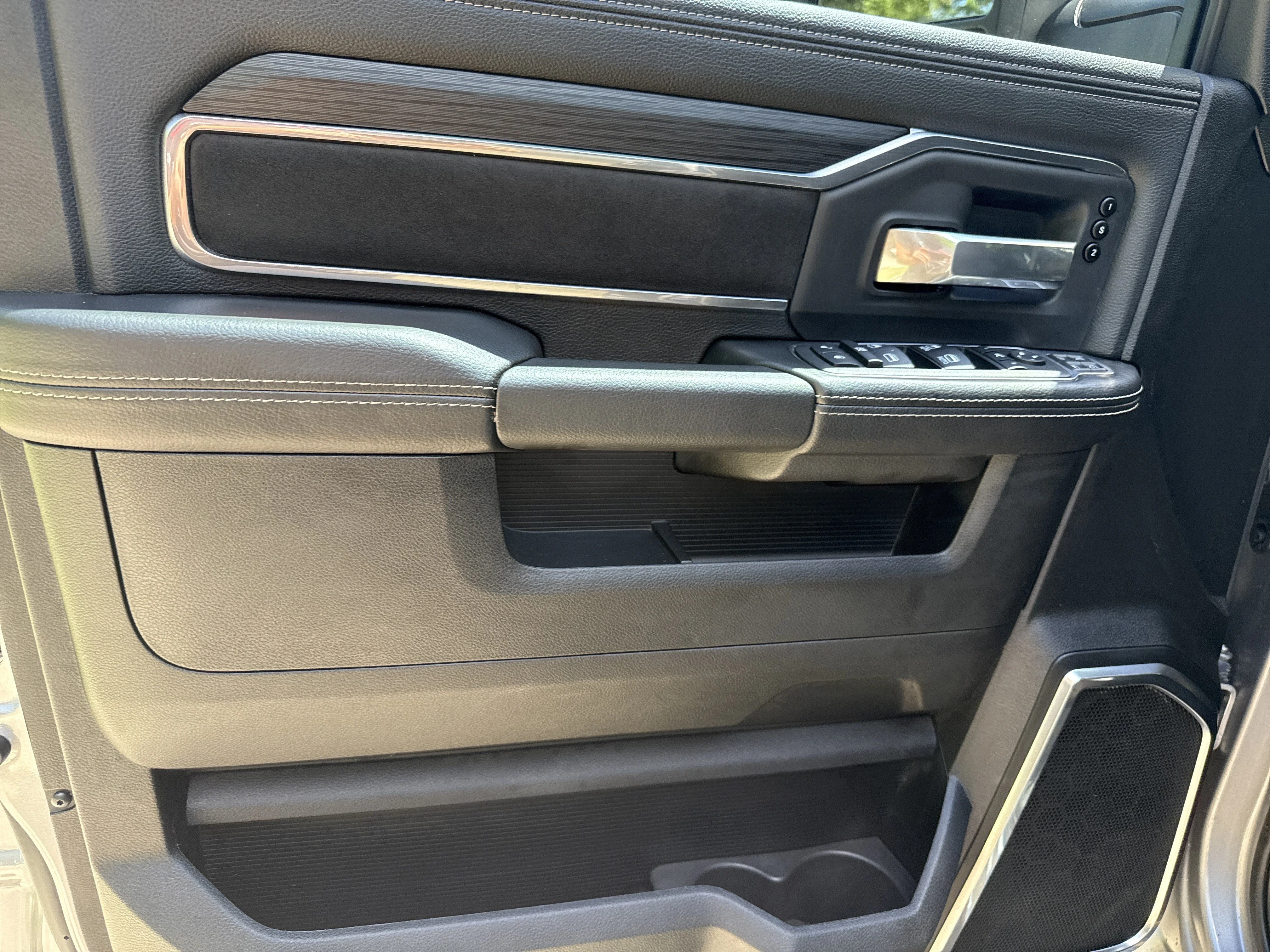 Used 2024 Billet Silver Metallic Clearcoat Ram Laramie image 10
