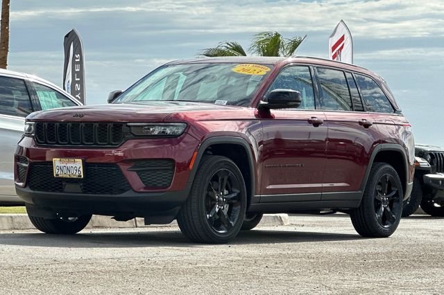 Used 2023 Red Jeep Altitude image 12