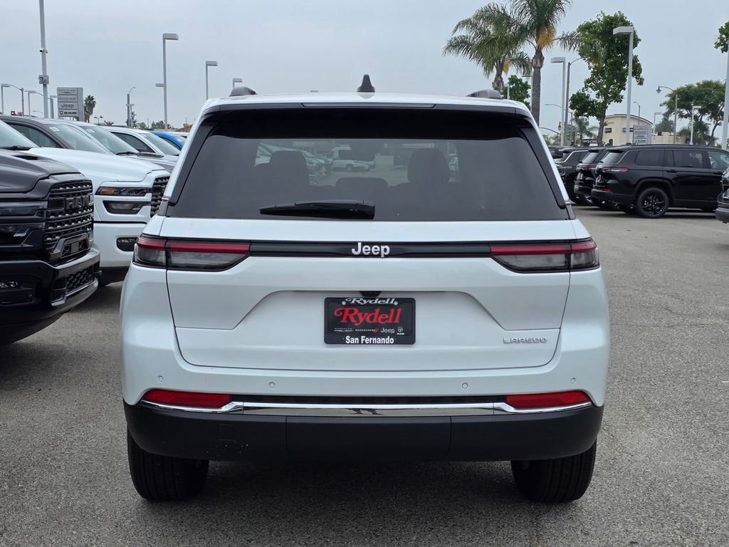 New 2026 Bright White Clear-Coat Exterior Paint Jeep Laredo X image 5