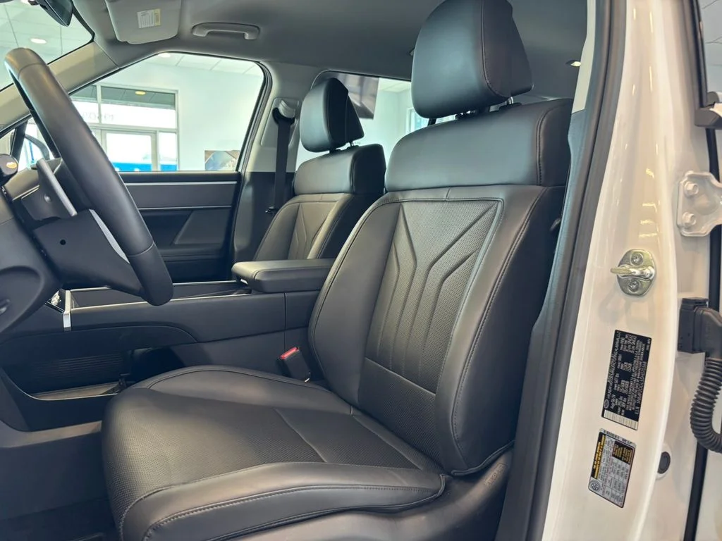 Used 2025 White Hyundai SEL image 11