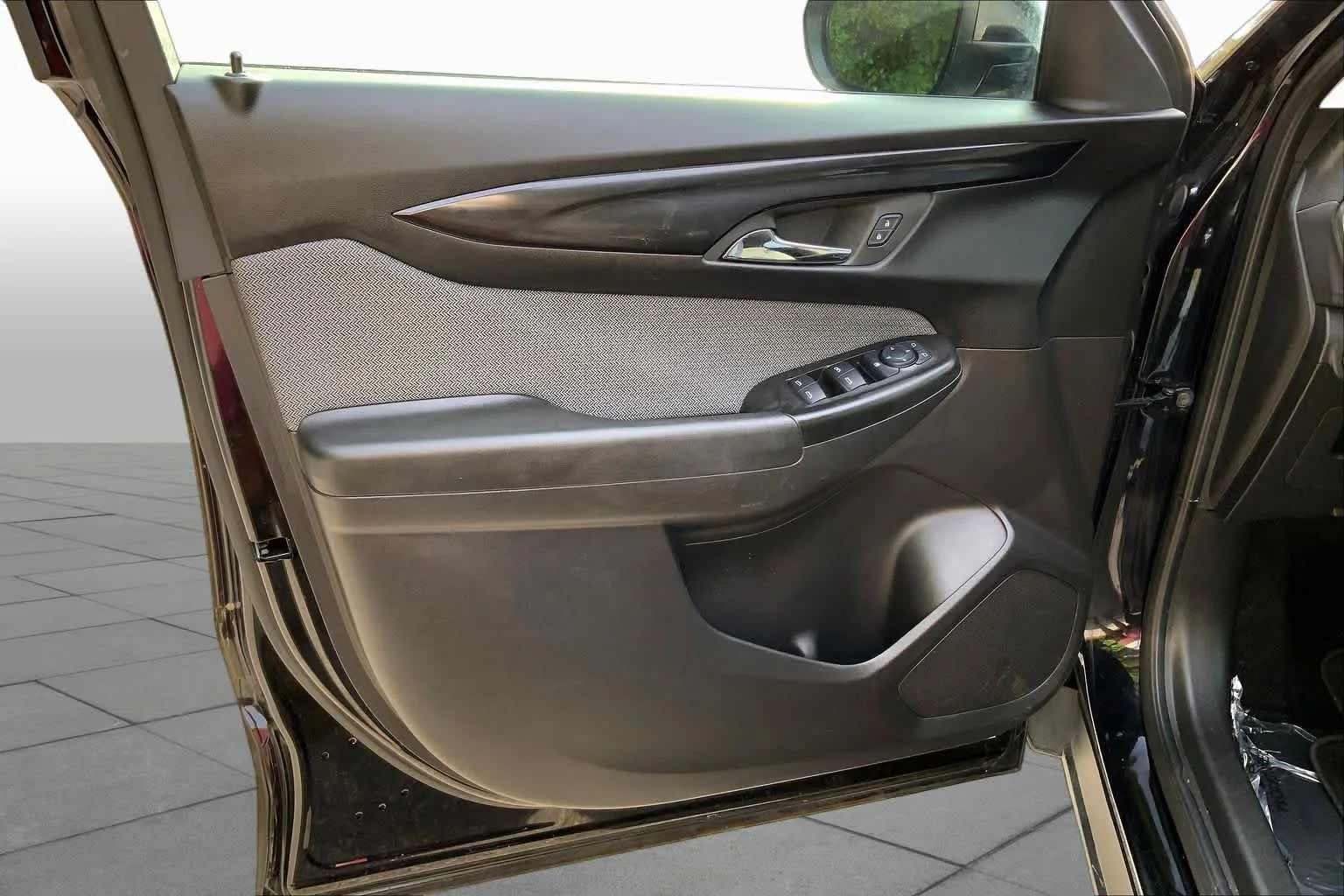 Used 2025 Mosaic Black Metallic Chevrolet LT image 21