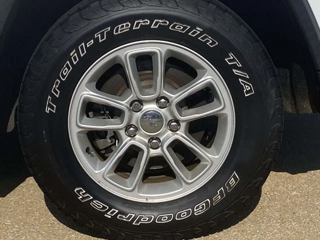 Used 2018 White Jeep Laredo E image 8