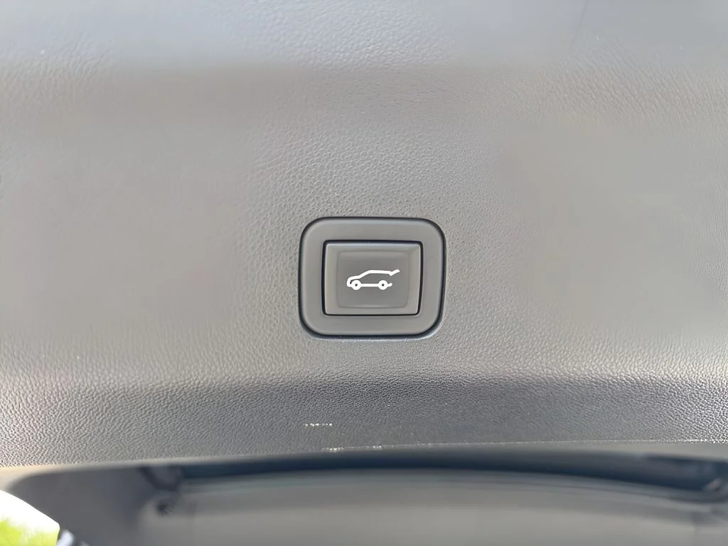 Used 2023 White GMC AT4 image 33