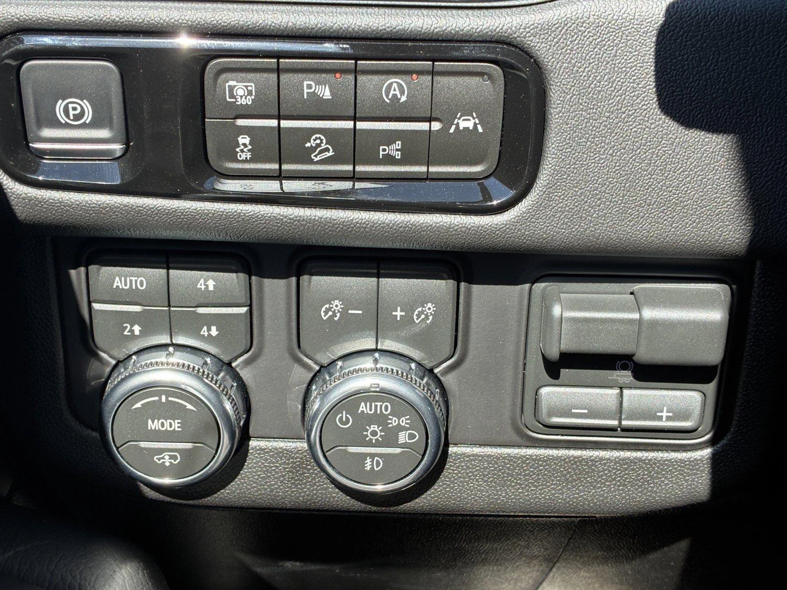 2026 GMC Yukon XL Denali - Photo 25