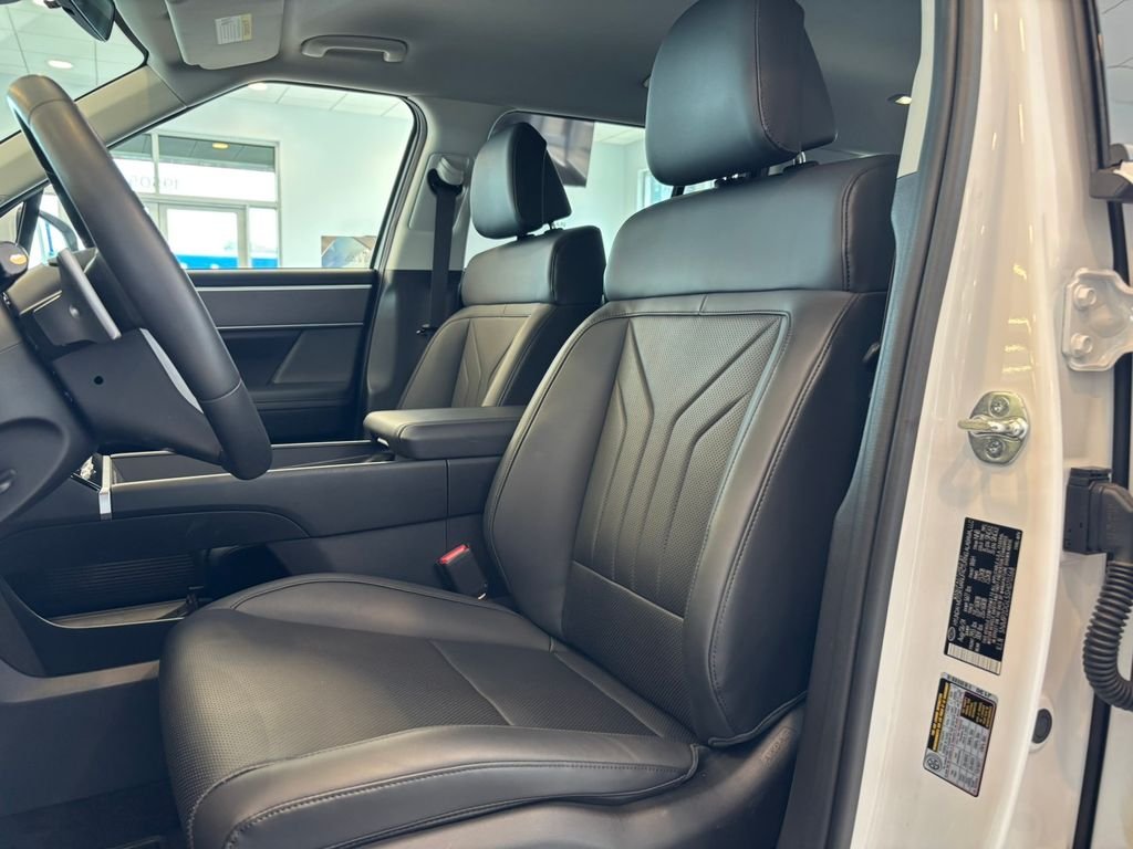 Used 2025 White Hyundai SEL image 11