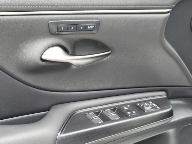 Used 2021 White Lexus 350 image 19
