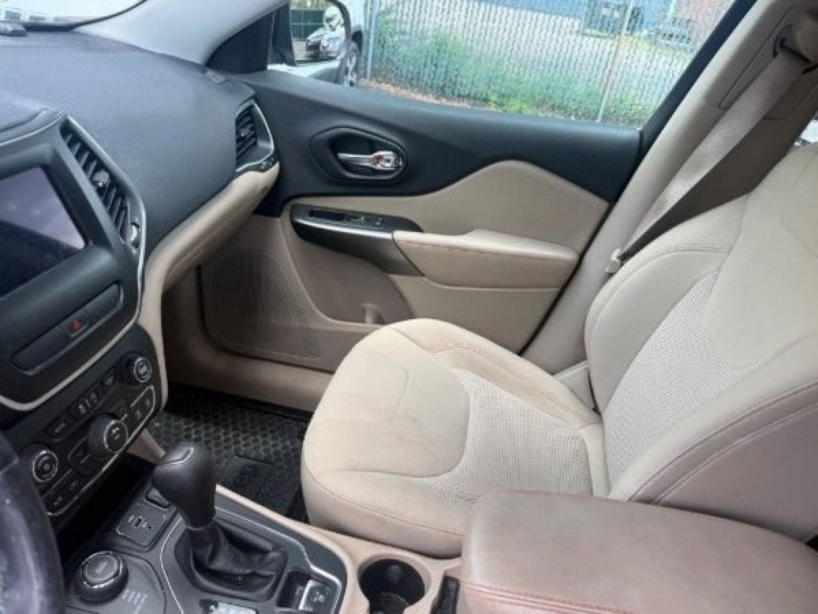 Used 2019 Light Brownstone Pearlcoat Jeep Latitude image 14