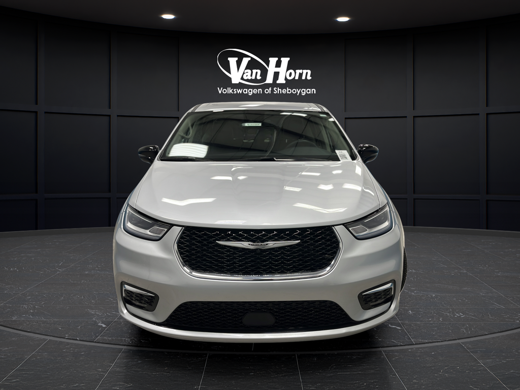 Used 2024 Silver Mist Clearcoat Chrysler Touring L image 2