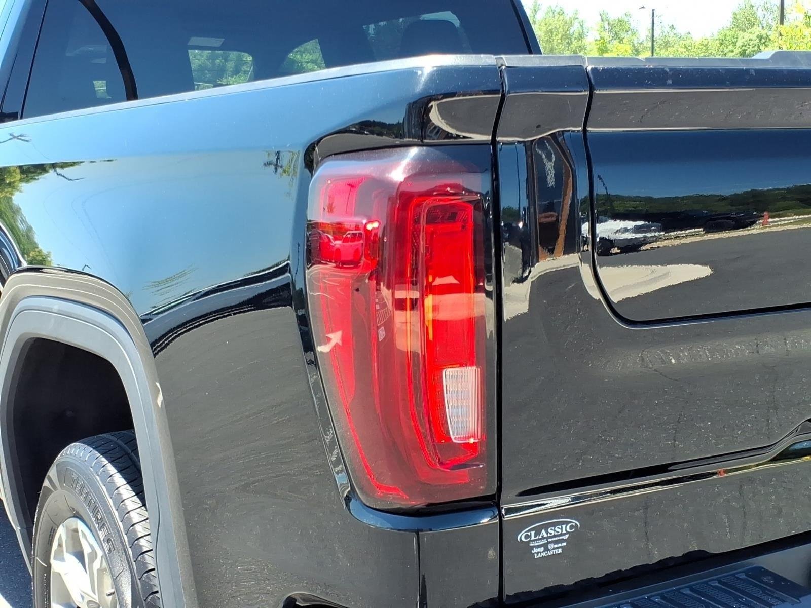 Used 2025 Onyx Black GMC SLT image 18