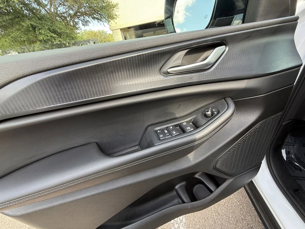 Used 2025 White Jeep Altitude image 11