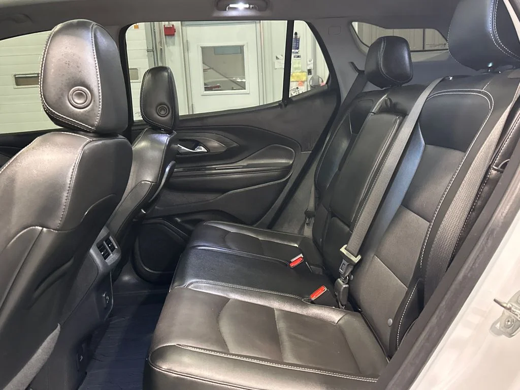 Used 2023 White GMC SLT image 27