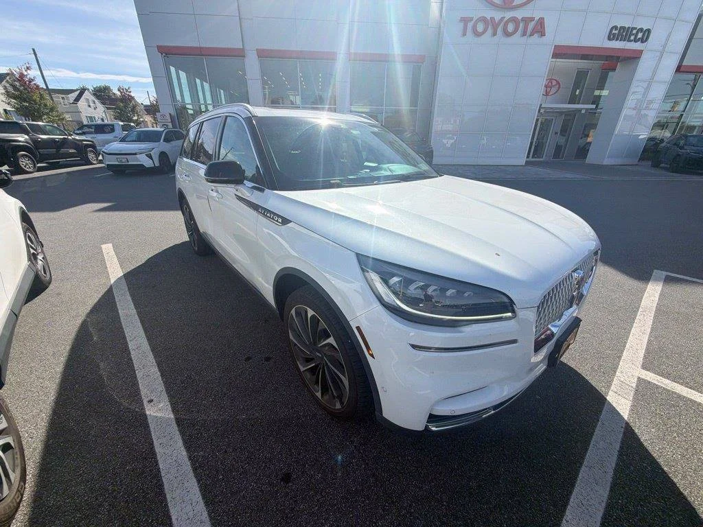Used 2024 White Lincoln Reserve image 1