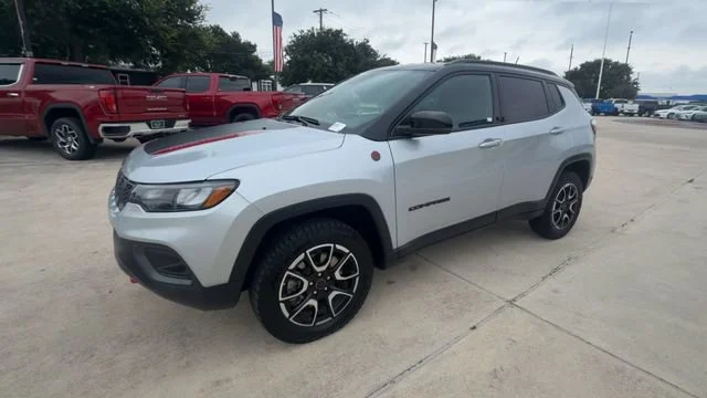 2025 Jeep Compass Trailhawk - Photo 4