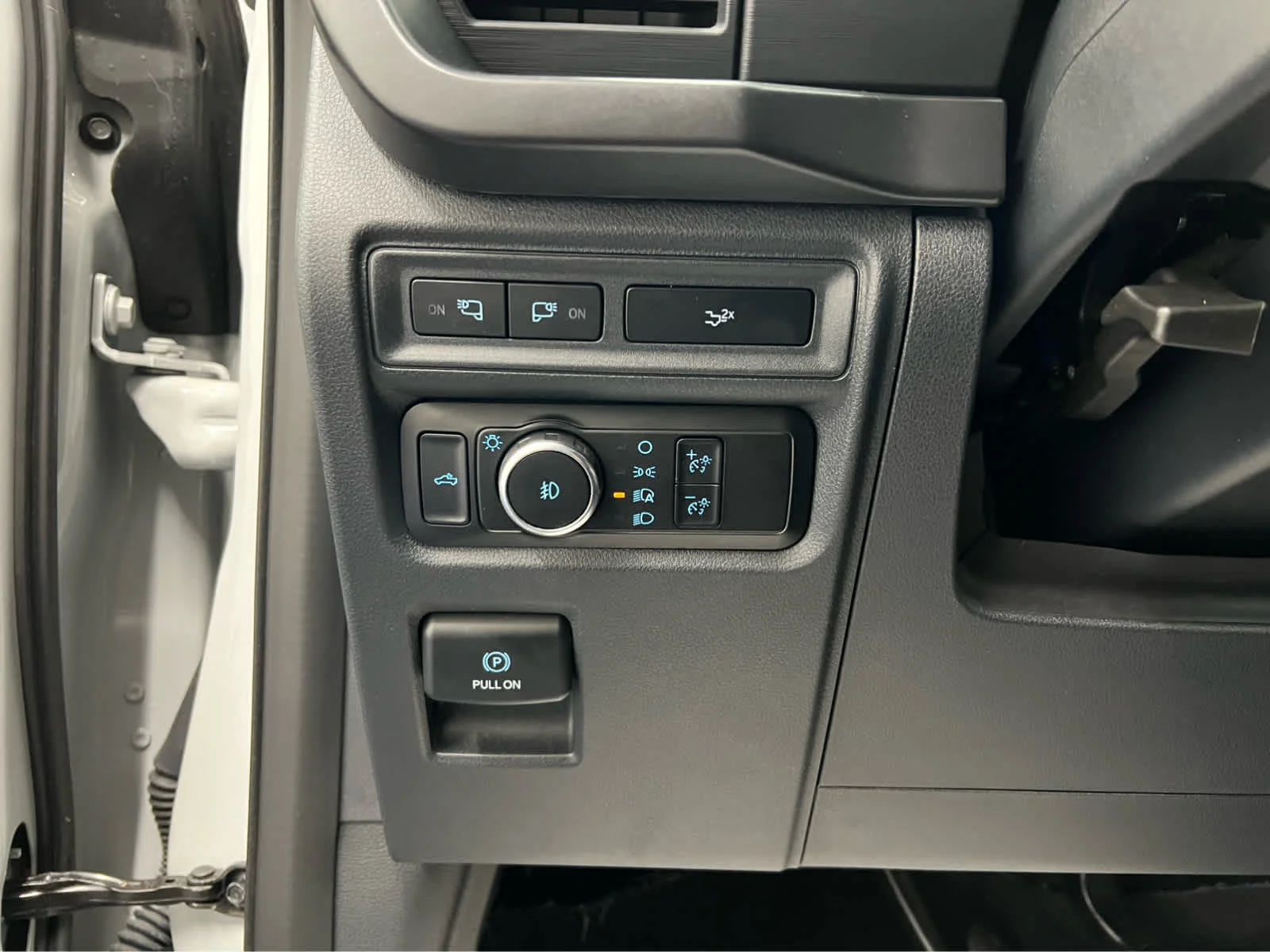 Used 2024 Avalanche Gray Ford XLT image 17