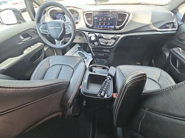 Used 2025 Black Chrysler Select image 22