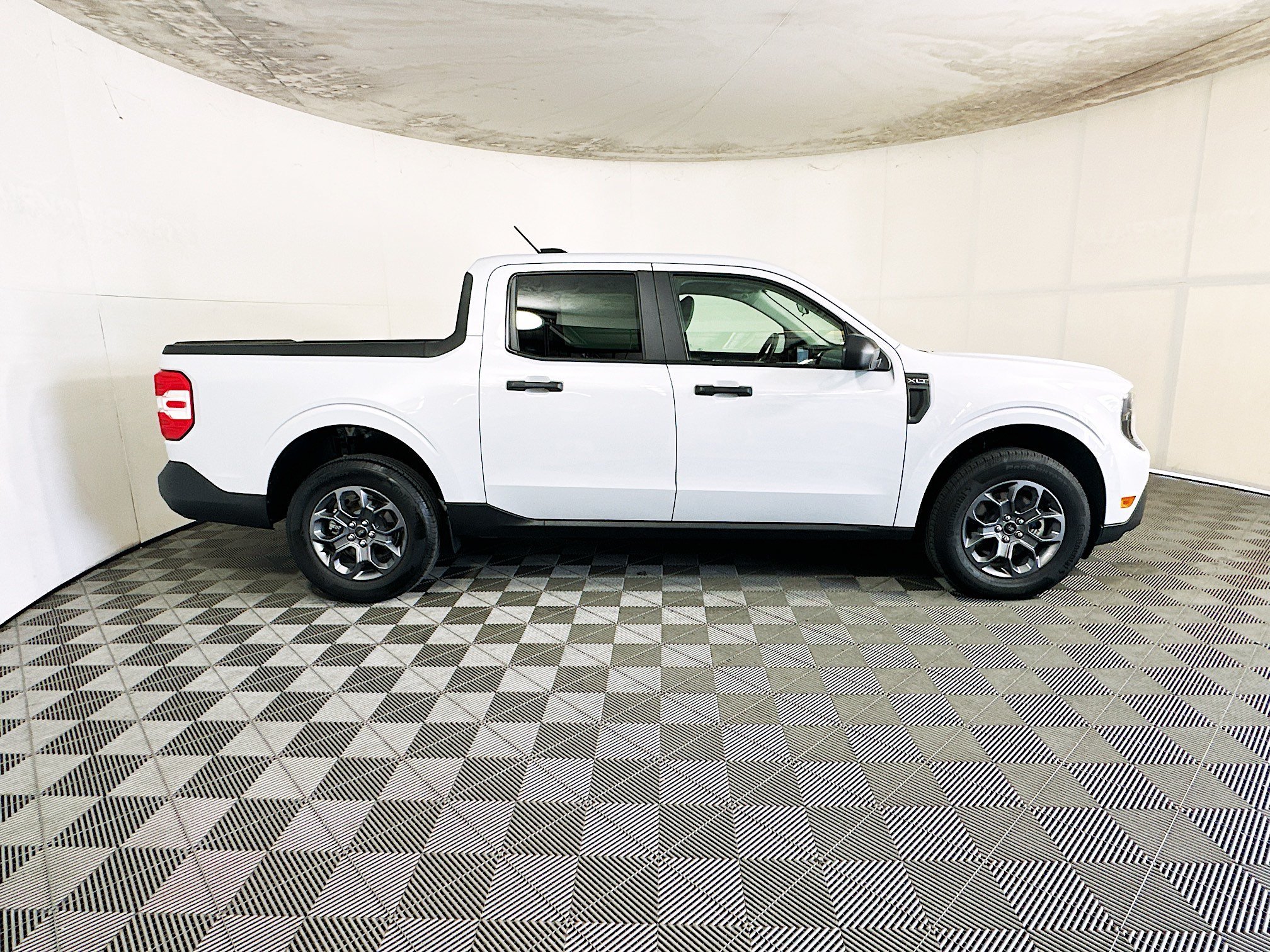 Used 2025 White Metallic Ford XLT image 2