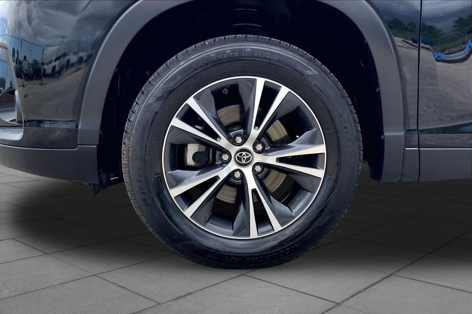 Used 2019 Midnight Black Metallic Toyota LE image 11