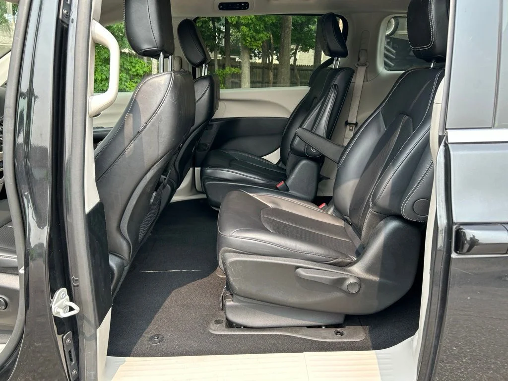 Used 2024 Black Chrysler Select image 21