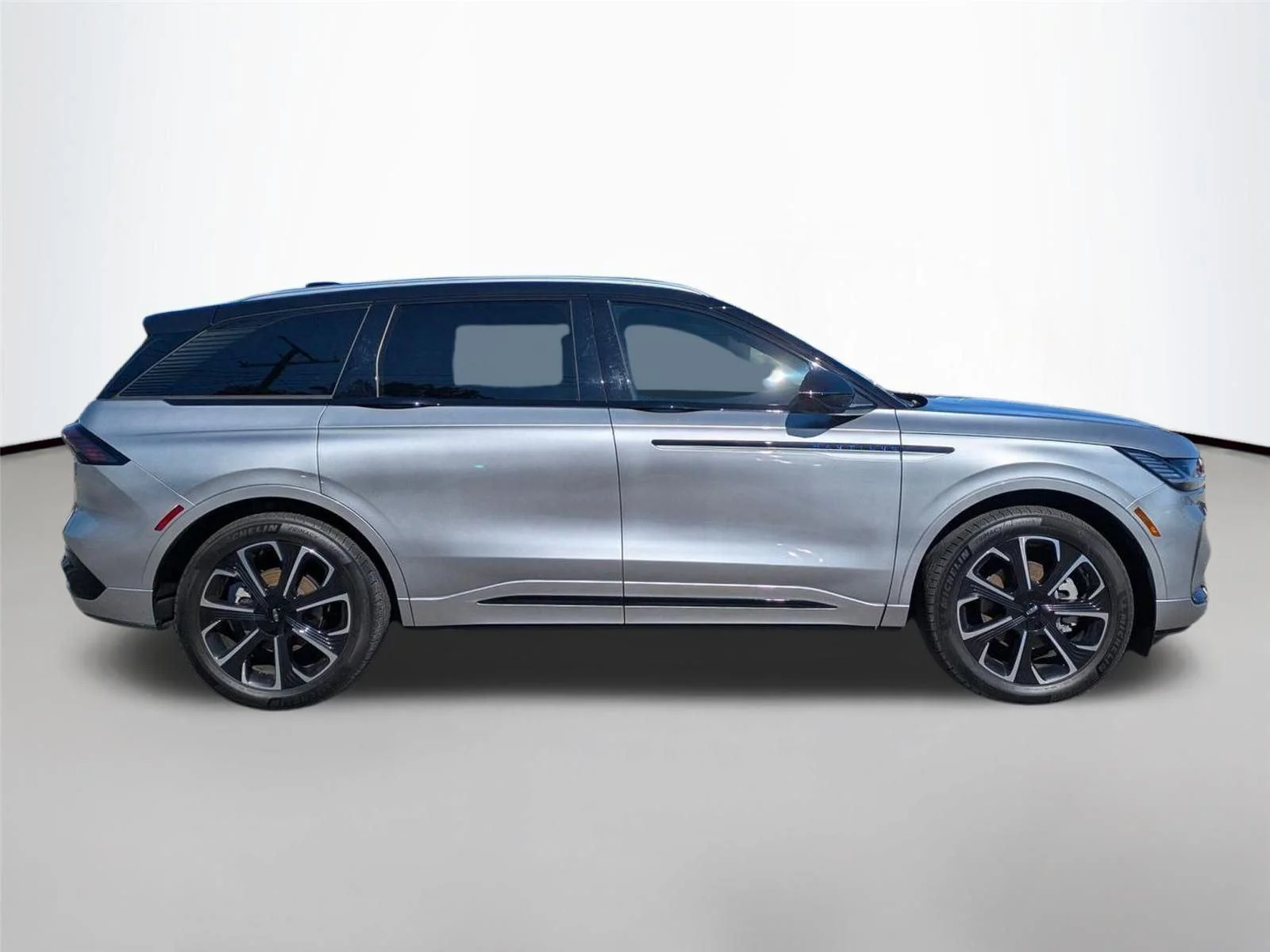Used 2025 Silver Radiance Metallic Clearcoat Lincoln Reserve image 4