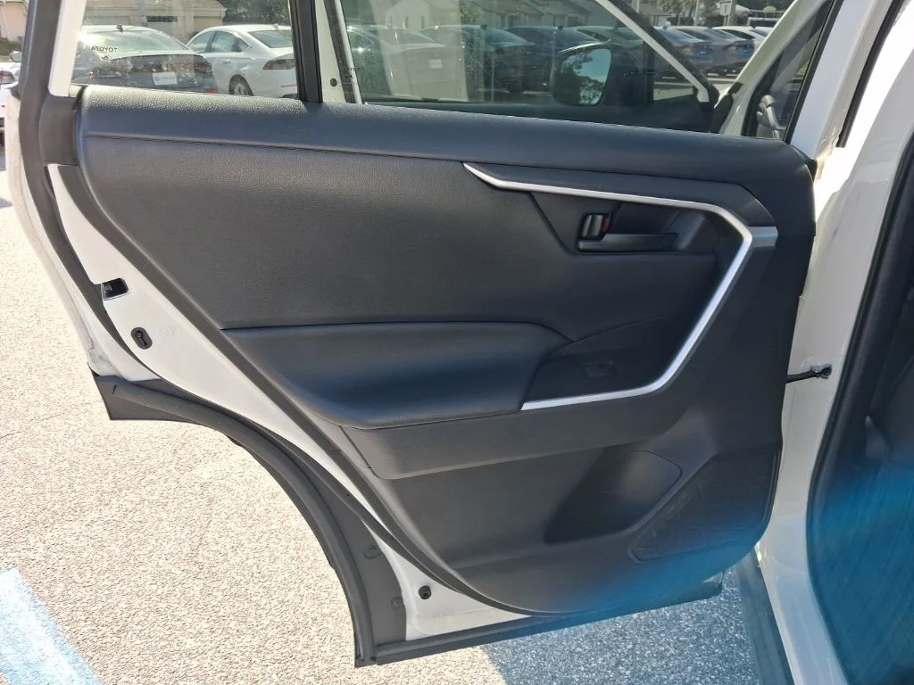 Used 2022 White Toyota LE image 22
