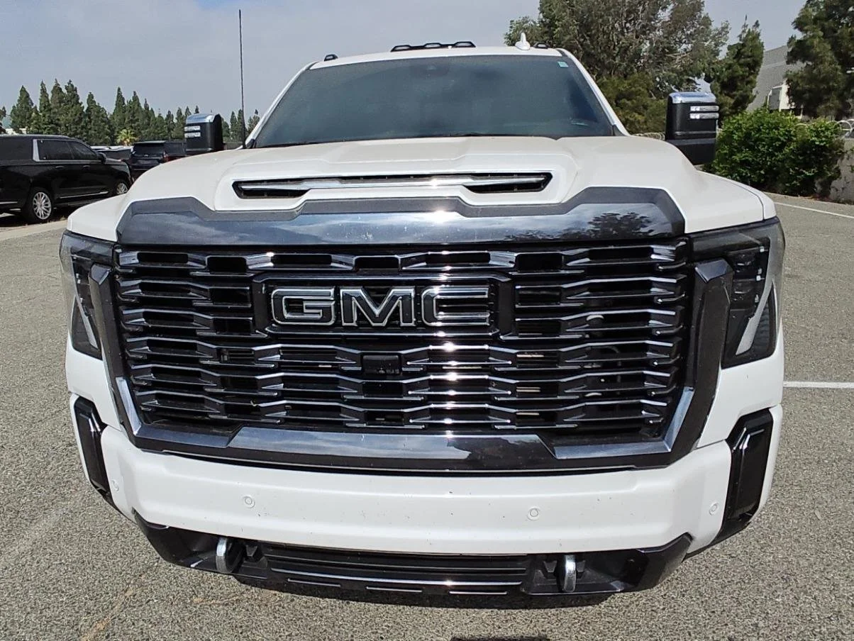 Used 2024 White Frost Tricoat GMC Denali Ultimate DRW image 13