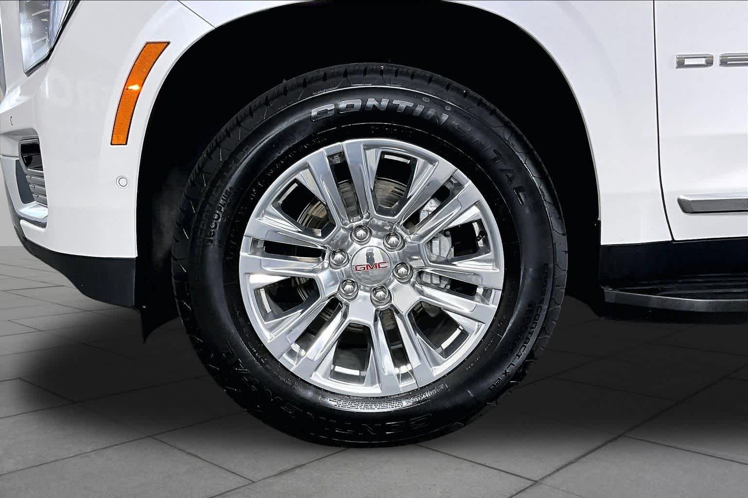 Used 2025 White Frost Tricoat GMC Denali image 11