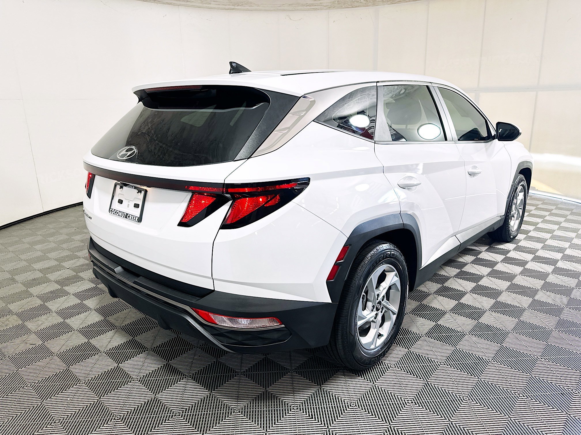 Used 2022 Quartz White Hyundai SE image 3