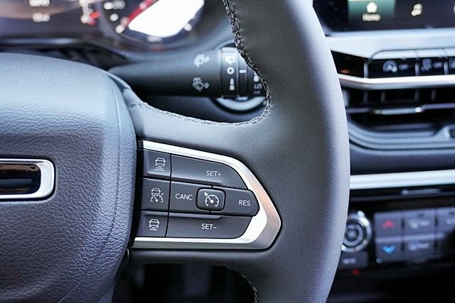 New 2026 Bright White Clearcoat Jeep Latitude image 38