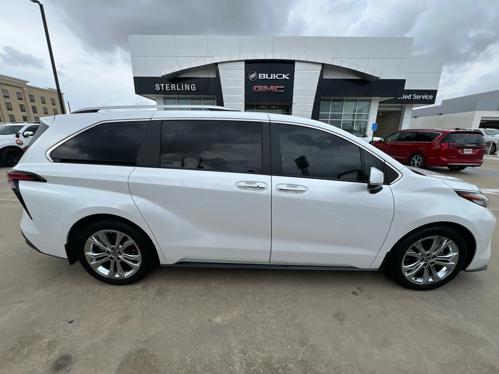 2023 Toyota Sienna Platinum 7-Passenger Hybrid FWD's photo