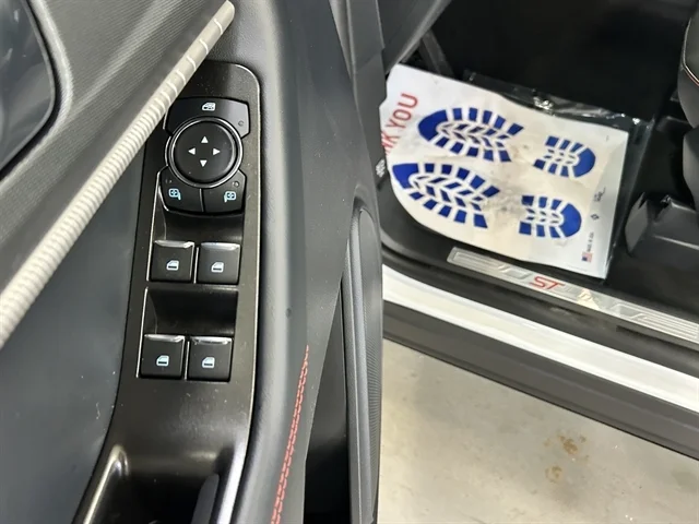 New 2026 Star White Metallic Tri-Coat FORD ST-Line image 23