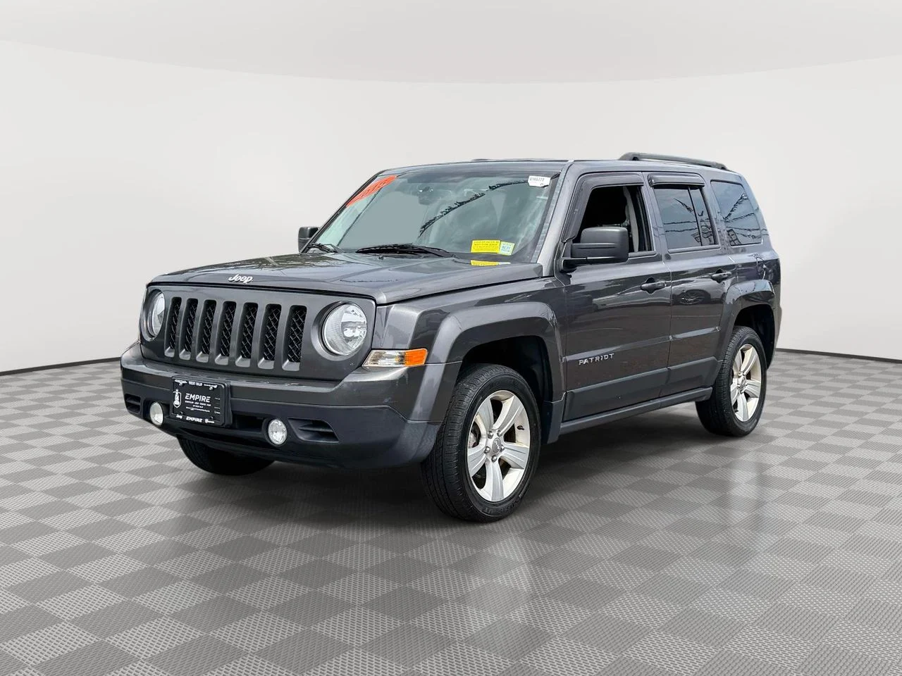 Used 2015 Granite Crystal Metallic Clearcoat Jeep Latitude image 3