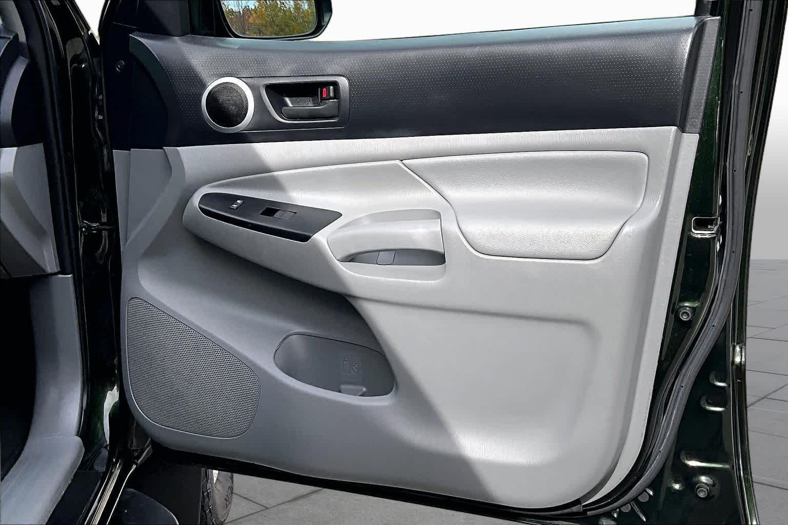Used 2014 Spruce Mica Toyota  image 22