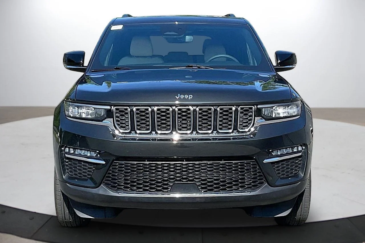 Certified Used 2023  Jeep Limited image 3