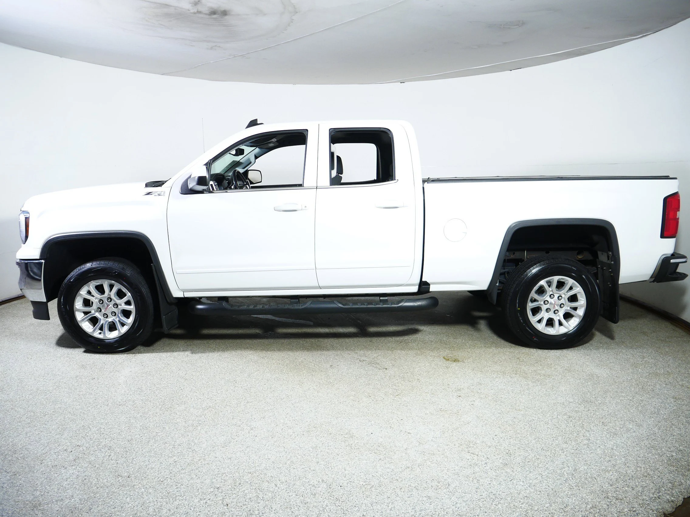 Used 2019 Summit White GMC SLE image 4