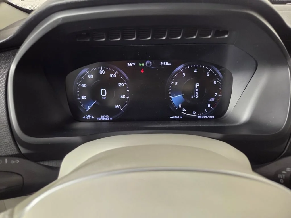 Used 2020 Crystal White Volvo Momentum image 16
