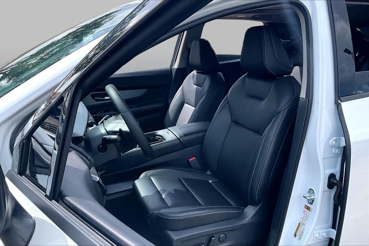 Used 2025 Everest White Pearl Tricoat Nissan SL image 8