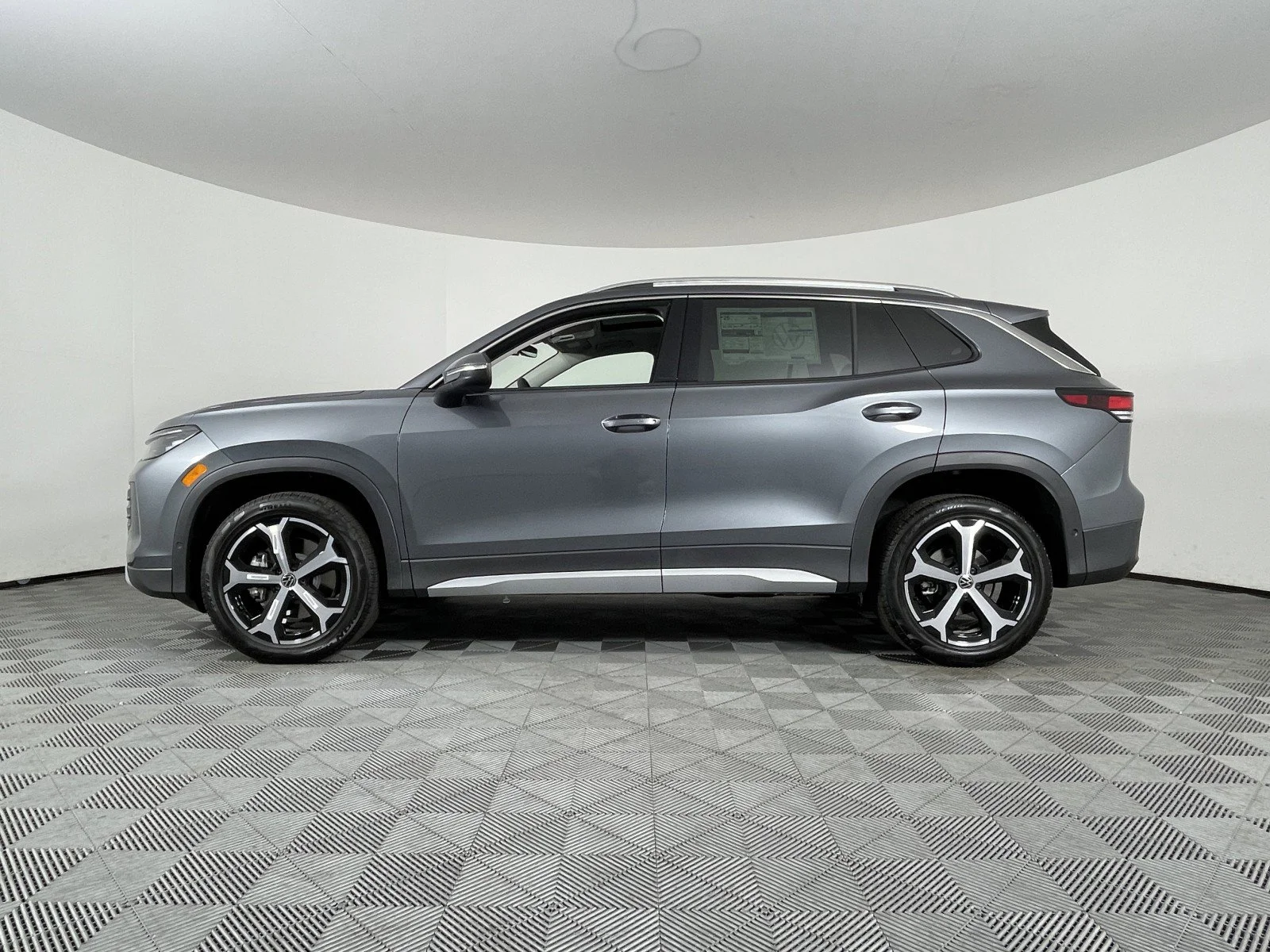 2025 Volkswagen Tiguan SE - Photo 10