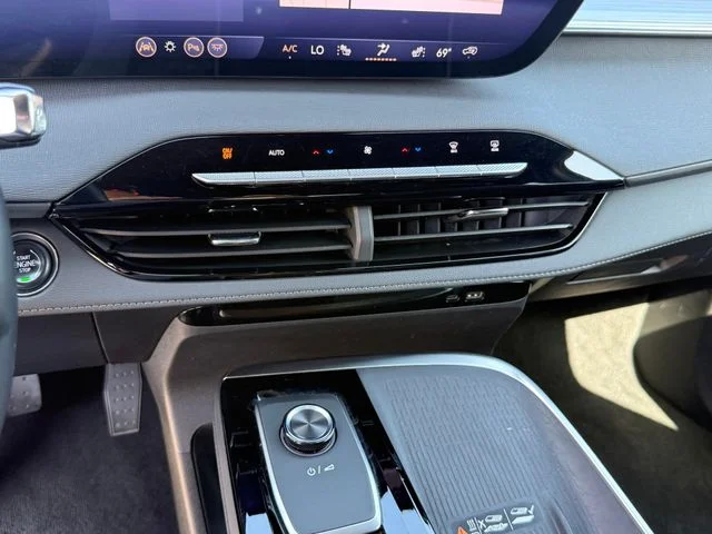 Used 2025 Summit White Buick Preferred image 23